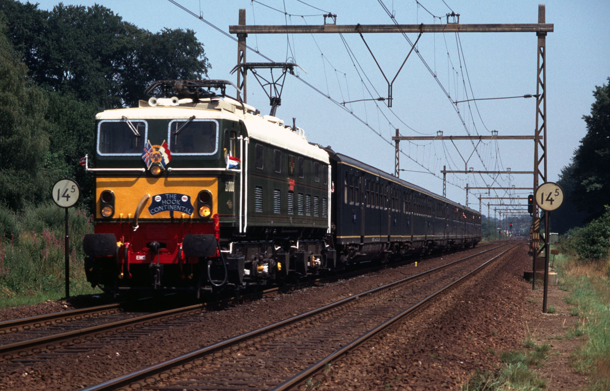 To celibrate 150 years of Nederlandse Spoorwegen EM2 Locomotive Society 27000 (ex-NS 1502) ran a special passenger train consisting of six plan E coaches, here seen at Ellecom (NL) on 22 July 1989.